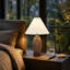 Lampe de table rustique conique à une lumière avec abat-jour plissé en lin, céramique marron grain de bois