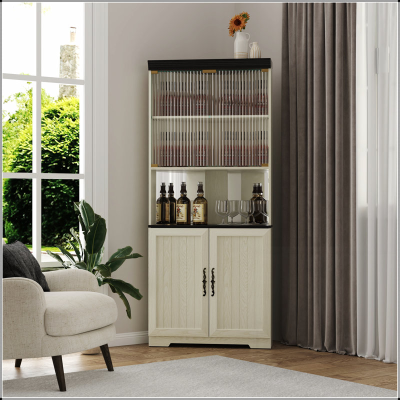 Grande armoire de rangement d'angle autoportante avec 5 niveaux, portes en verre trempé, dossier en miroir et tablettes réglables pour les espaces de vie modernes