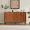 Buffet Mid-Century moderne en noyer, armoire de rangement sculptée géométrique de 59 x 16 x 33 pouces avec pieds en métal, crédence polyvalente pour le salon, la salle à manger et le vestibule