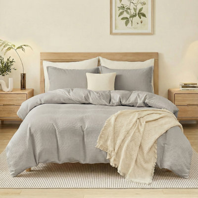 Ensemble de housse de couette élégant, convenant à une chambre à coucher toute l'année, avec un motif tissé gaufré facile qui correspond à votre courtepointe (insert d'édredon non inclus), gris clair