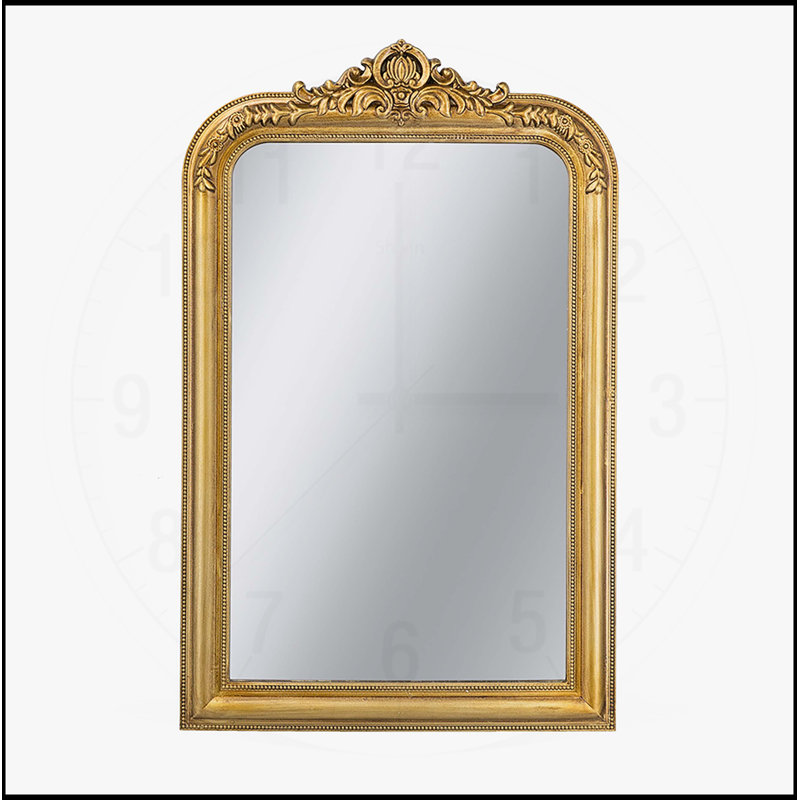 Miroir mural arqué 23,5 x 37,5 po avec écusson doré orné, parfait pour rehausser tout style intérieur et ajouter une touche d'élégance