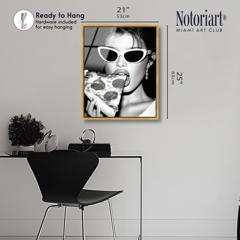 «Pizza Queen», reproduction d'art encadrée à la mode par Notoriart, cadre doré, 20 x 24, 25"H x 21"W, Gold Frame