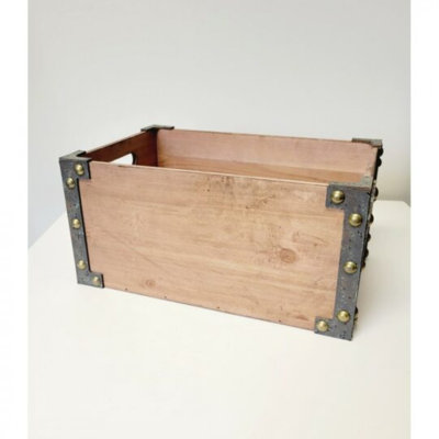 Caisse en bois avec poignées et rebords en métal