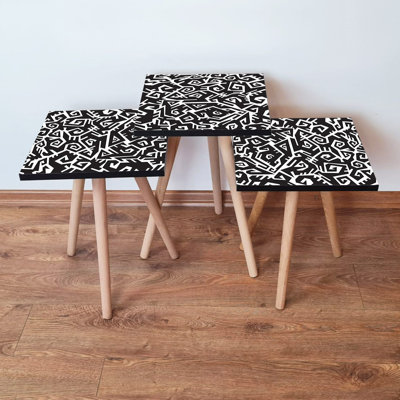 Ensemble de 3 tables gigognes élégantes, motif géométrique noir et blanc, 13,8 po x 20,5 po x 13,8 po (grand), 13,8 po x 18,5 po x 13,8 po (moyen), 13,8 po x 16,5 po x 13,8 po (petit) | 100% panneau de fibres à densité moyenne avec pieds en bois de hêtre, parfait pour un décor moderne