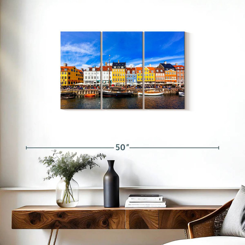 Sébbie loge au port de Nyhavn, H 20 po x l 33 po