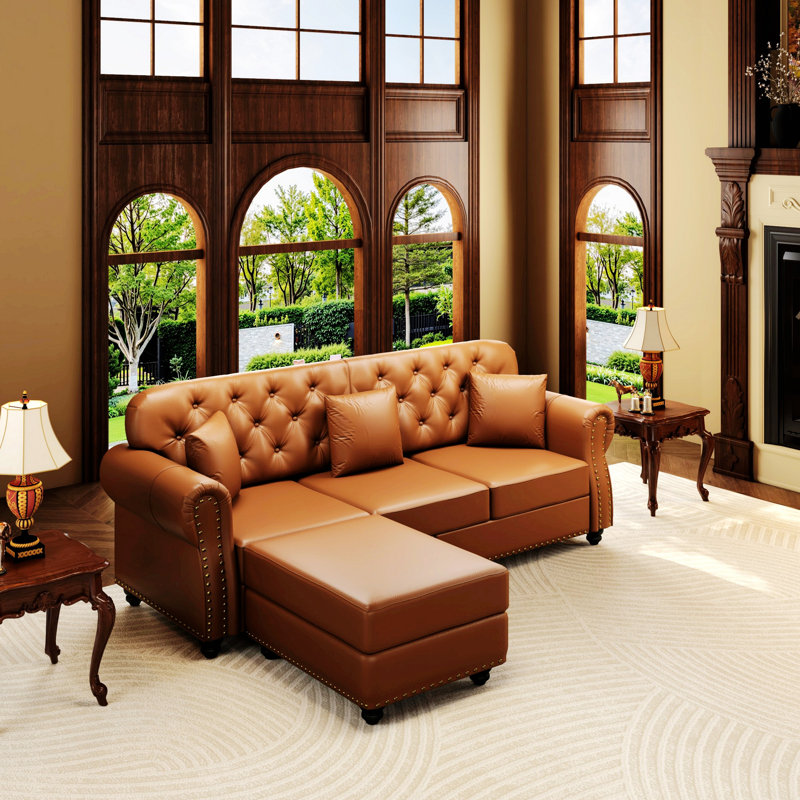 Canapé Chesterfield rembourré avec capitonnage, garniture cloutée, accoudoirs roulés et coussins, Brown Faux Leather