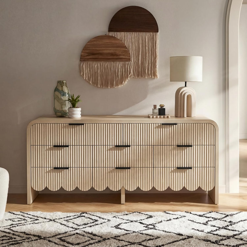 Commode 8 tiroirs avec panneau ondulé cannelé