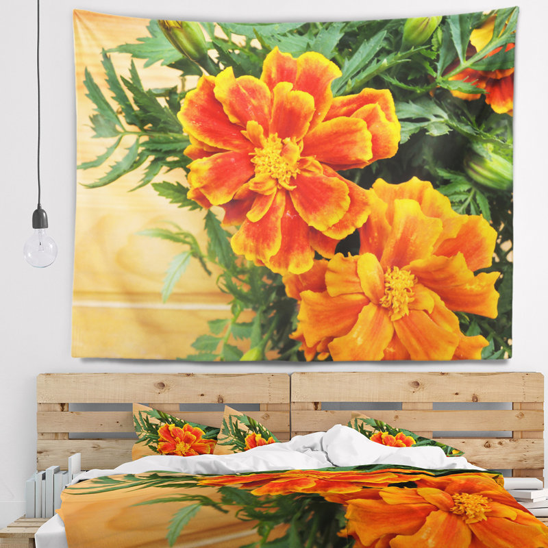 Fleur de souci sur fond en bois, H 68 po x l 80 po
