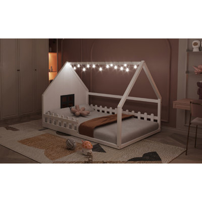 Lit double en bois blanc avec clôture, fenêtre - option de chambre à coucher pour clôture et conception à DEL