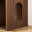 Litière pour chat en noyer de 31,5 po avec arbre, portes à double entrée et tablette de rangement. Il cache une boîte de style Mid-Century moderne, permet aux chats d'entrer librement, et offre un espace de repos confortable.