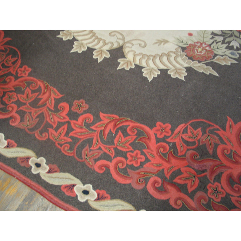 Grand tapis décoratif ivoire à motif floral d'influence européenne antique