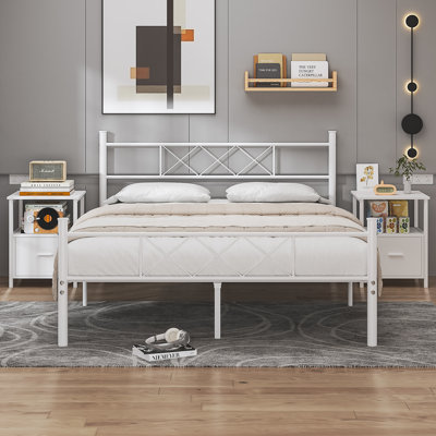 Ensemble de chambre à coucher 3 pièces Kempst, cadre de lit en métal blanc avec 2 tables de chevet, lit plateforme double avec tête et pied de lit, tables de chevet avec tiroir et rangement à tablettes ouvertes, ensemble de 3 meubles de chambre à coucher de style campagne moderne