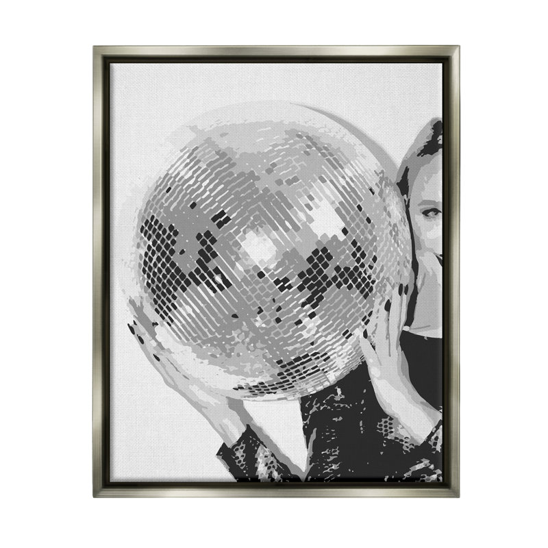 Femme rétro tenant une boule disco par Lil 'Rue, H 31 po x l 25 po x P 1,7 po, Cadre flottant gris lustré