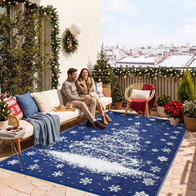 Tapis de terrasse de Noël en paille PP résistant aux UV, motif flocons de neige et sapin, idéal pour porche, terrasse ou patio.