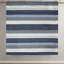 Literie simple bleue / grise avec édredon à rayures. Draps en microfibre. Rembourrage. Édredon, taies décoratives, drap plat, taies d'oreiller ajustées. Convient à un matelas de 14 po ou moins. Lavable. Édredon contemporain 100%.-119384011