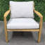 Fauteuil club en bois d'acacia massif Zaryna
