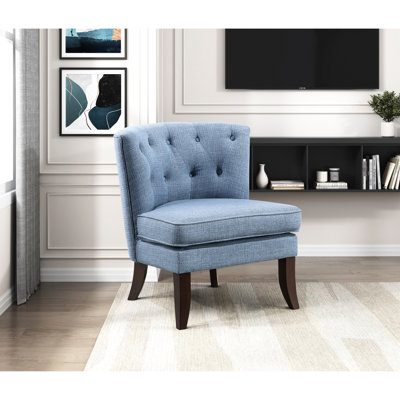Chaise rembourrée bleu classique avec capitonnage à boutons et revêtement en bois texturé avec pieds solides