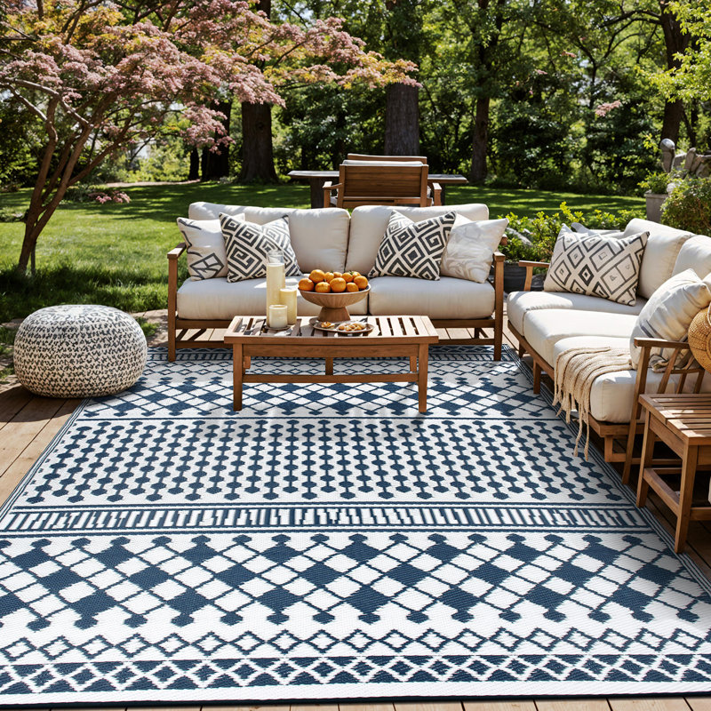 Tapis intérieur / extérieur bleu marine / ivoire Ramveer, Rectangle 5 pi x 7 pi