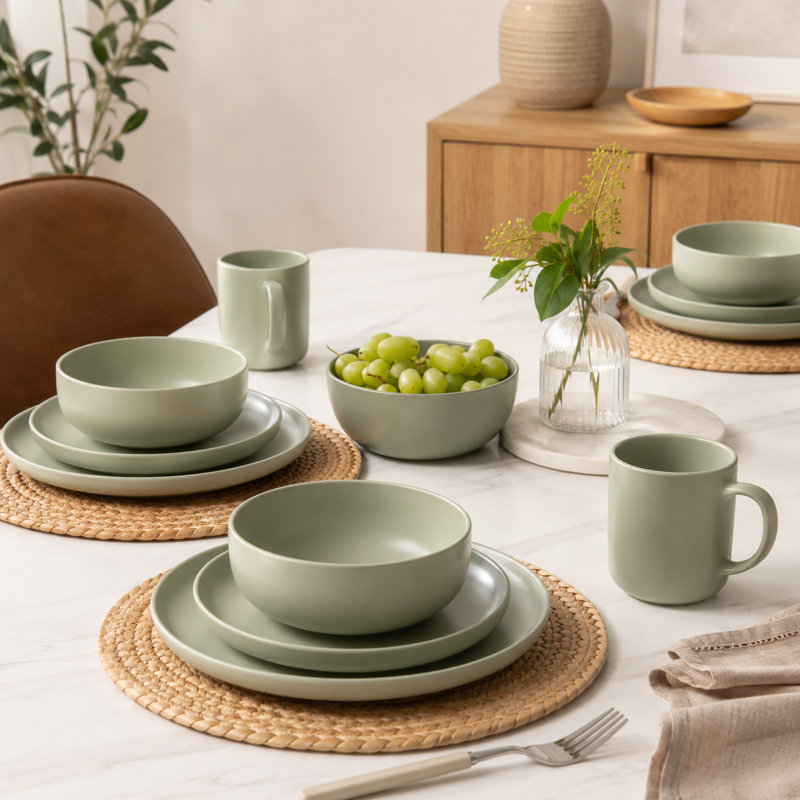 Ensemble de vaisselle 12 pièces en grès émaillé vert mat avec tasse, sécuritaire, non toxique, empilable, pouvant accueillir jusqu'à trois personnes, allant au micro-ondes et au lave-vaisselle.