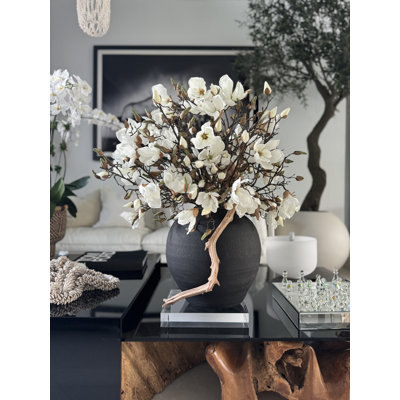 Vase noir avec magnolias blancs 