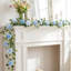 Guirlandes d'eucalyptus avec fleurs-667216788