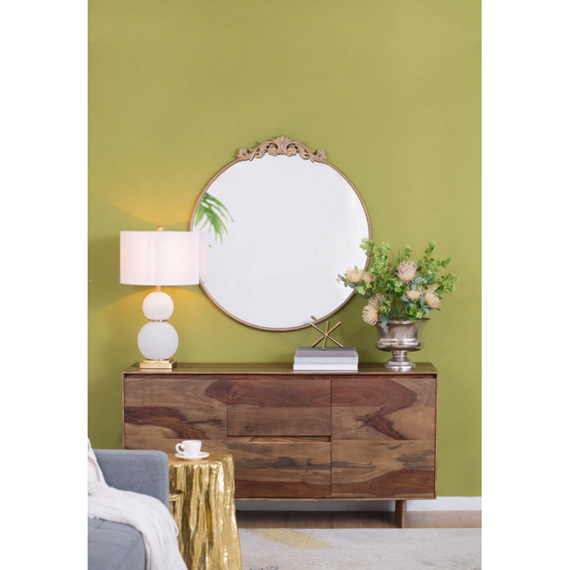 Miroir de conception classique avec forme ronde et cadre d'inspiration baroque pour la salle de bain, console de vestibule posée contre le mur