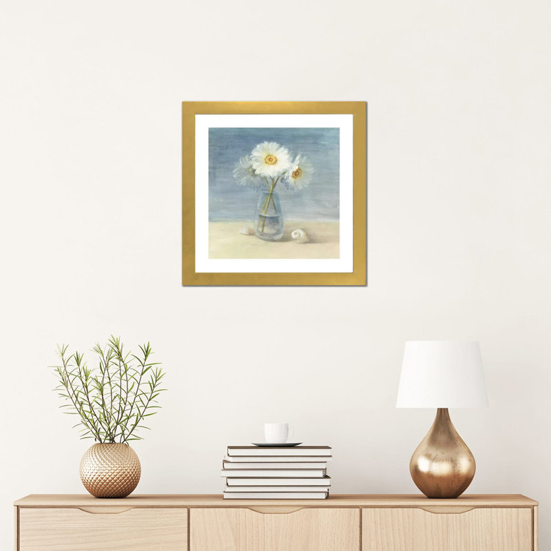 «Daisies and Shells» par Danhui Nai - reproduction d'art, Papier encadré doré, Blanc, H 16 po x l 16 po x p 1 po