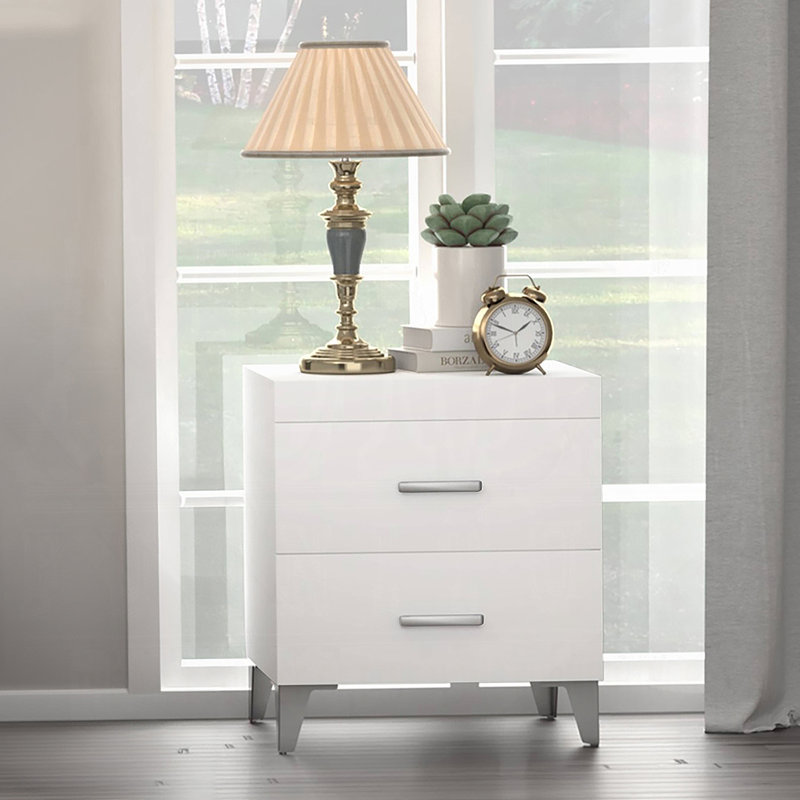 Élégante table de chevet à deux tiroirs avec pieds en métal pour l'organisation du chevet et la décoration de chambre à coucher moderne