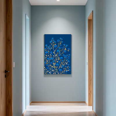 Plantes et fleurs Fleurs bleues avec feuilles dorées sur fond foncé