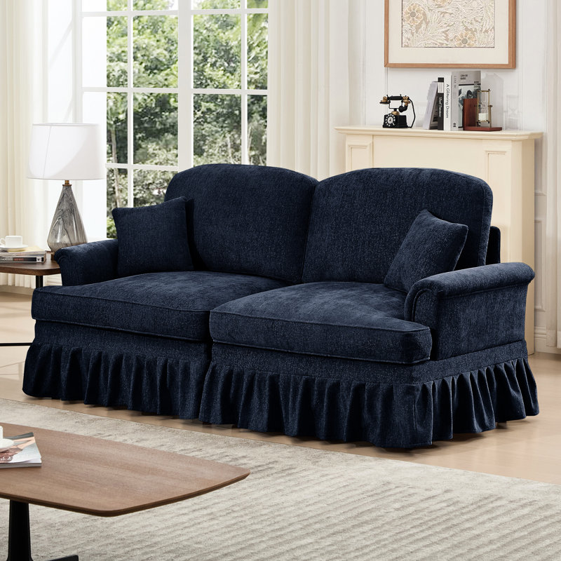 Canapé à deux places en chenille bleue avec accoudoirs évasés, pieds fuselés et jupes plissées à volants, cadre Mid Century Grace For Living
