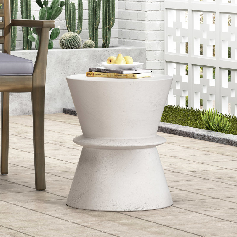 Table d'appoint d'extérieur en béton léger. Structure élégante. L 15,3 po x P 15,3 po x H 18,47 po, blanc antique, support à décor Transforms. Forme élégante. Accessoires de supports