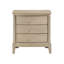 Table de chevet à trois tiroirs Classic Farmhouse, finition beige chaud, espace de rangement durable et spacieux pour la chambre à coucher