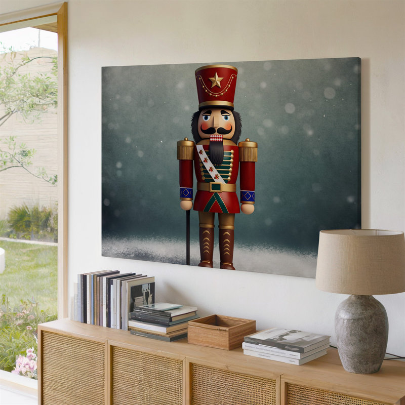 Toile, un grand soldat casse-noisette royal se dresse fièrement contre un art mural tendrement texturé qui rappelle l'hiver