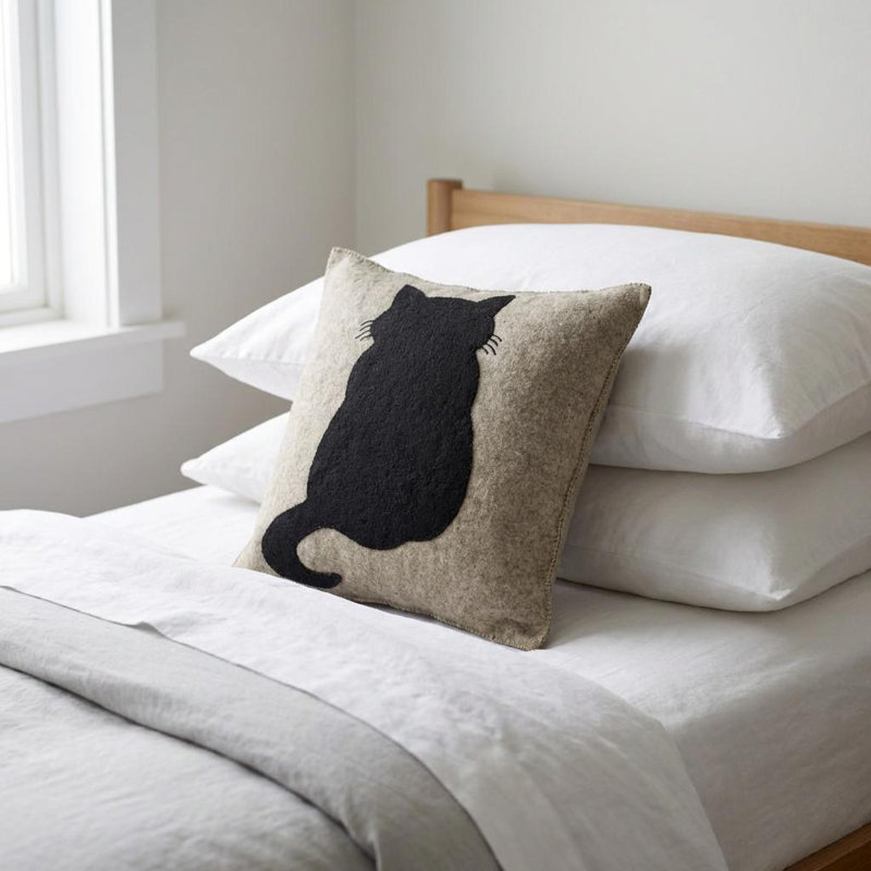 Coussin fait à la main en laine feutrée à la main - Chat sur fond gris - 20 po, Oreiller (inclus)