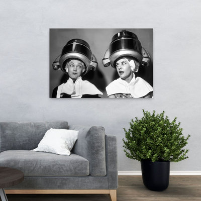 1950S, deux femmes assises ensemble, commérages sous un sèche-cheveux, art contemporain