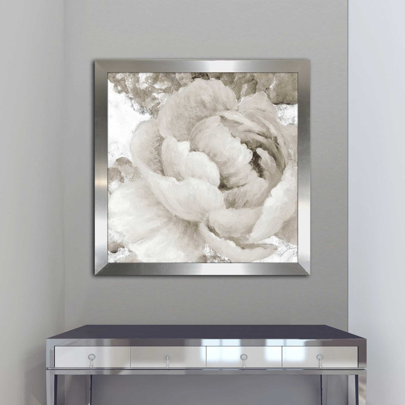 «Light Grey Flowers II» par Lanie Loreth - reproduction, H 37,5 po x l 37,5 po x P 1 po, Encadrement argenté