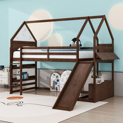 Lit mezzanine en bois avec glissade intégrée, armoire, barrières de sécurité sur toute la longueur et bibliothèque à plusieurs niveaux