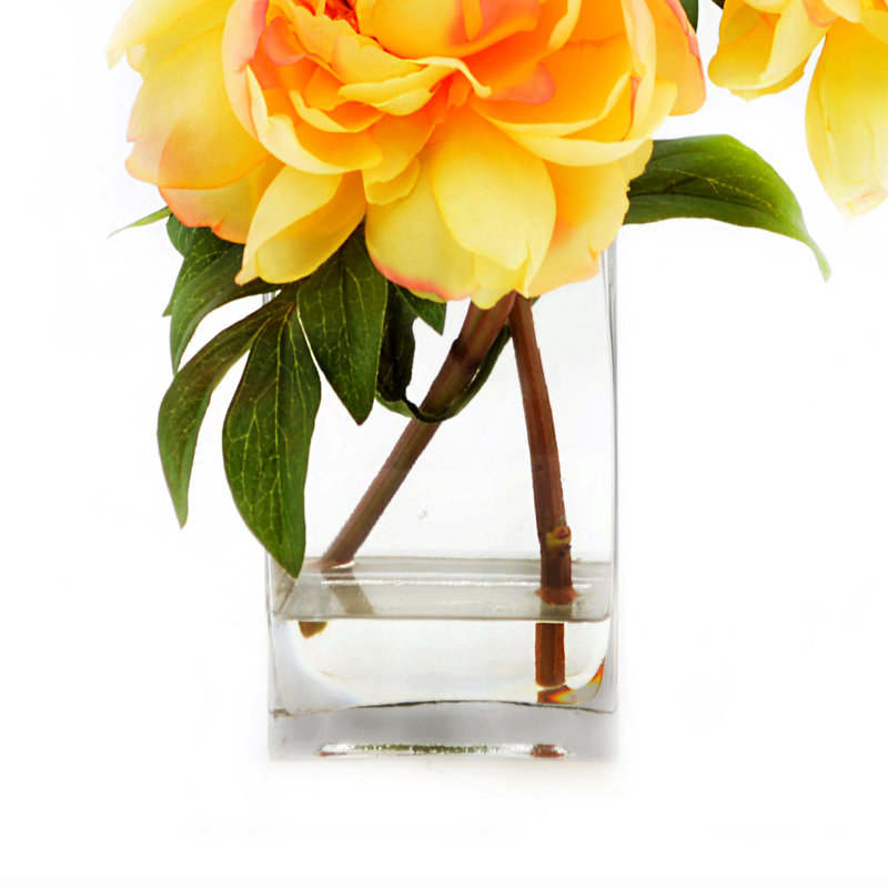 Arrangement floral pivoines dans un vase en verre
