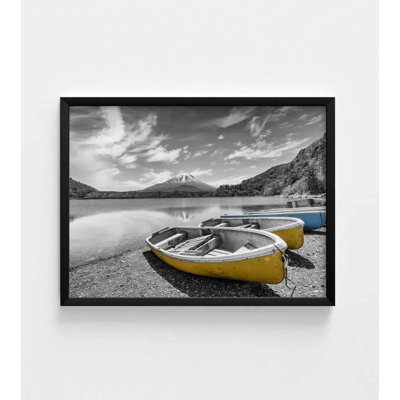 Bateaux jaunes au bord du lac - reproduction de photo encadrée