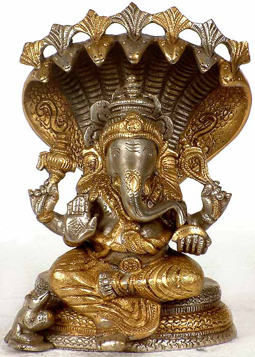 Ganesha assis sur Sheshnaga