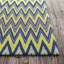 Tapis en laine à motif zigzag moderne bleu, jaune, mauve et vert touffeté à la main Blair-185297657