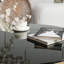 Table basse en acier inoxydable avec plateau en verre trempé noir, hauteur de décor de salon confortable, idéale pour