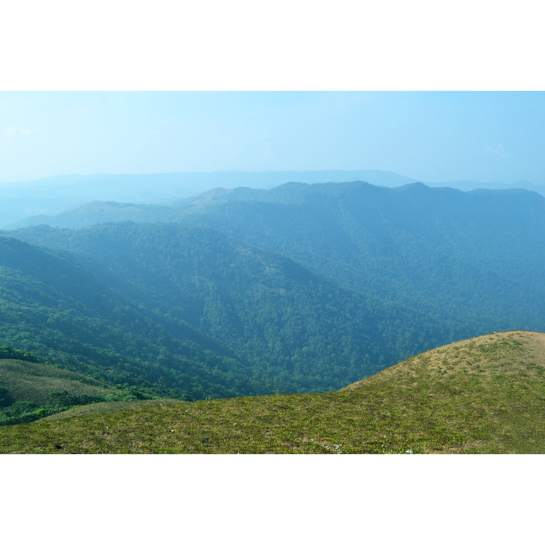 Hill Station Coorg Indien von Focusphotoart - Kunstdrucke auf Leinwand ohne Rahmen