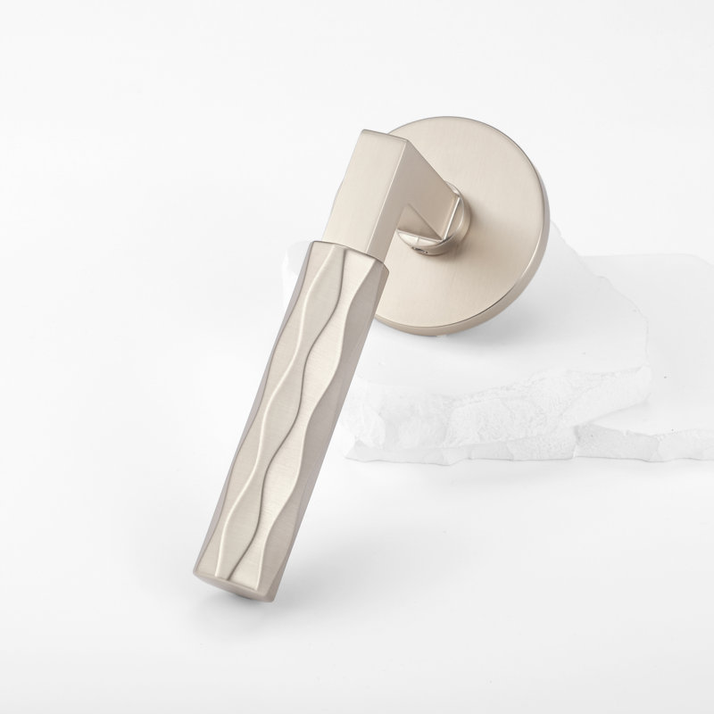 Fausse poignée de porte intérieure moderne en nickel satiné Hailey avec rosette ronde et vis dissimulées
