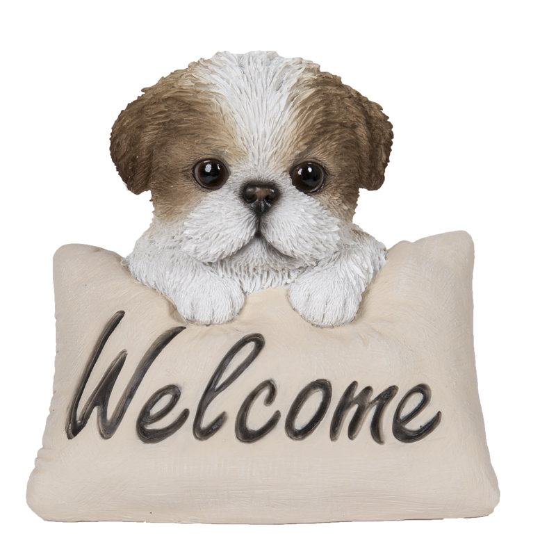 Shih Tzu avec statue de bienvenue
