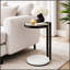 Table à boissons moderne avec plateau en verre transparent et base en marbre blanc, parfaite pour un décor de salon élégant et un design peu encombrant.