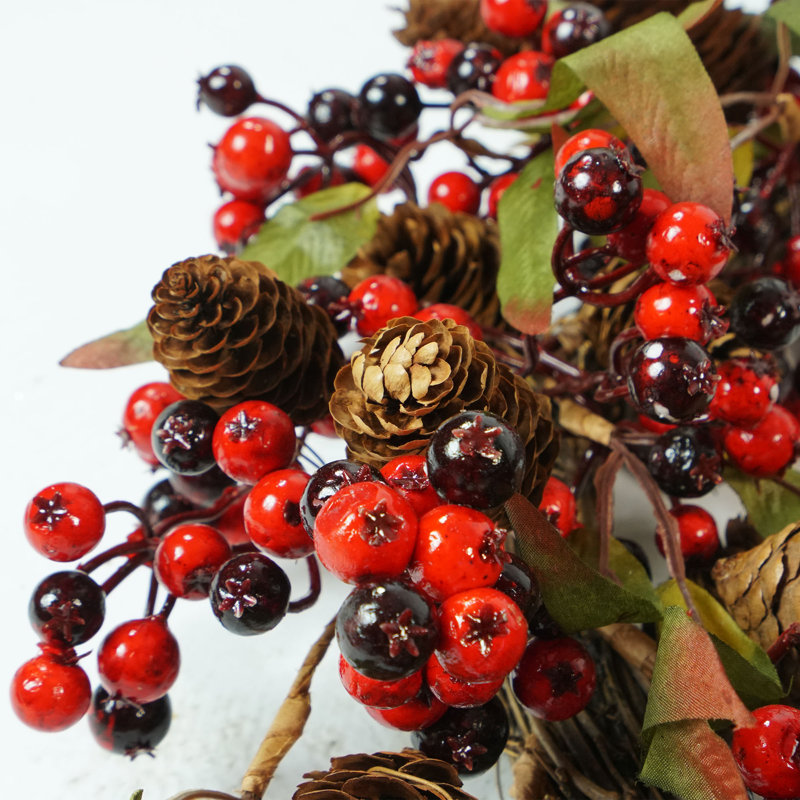 Couronne de Noël artificielle à baies rouges et noires avec pomme de pin - non éclairée 20 pouces