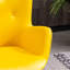 Chaise avec accoudoirs en velours jaune et pieds en bois massif