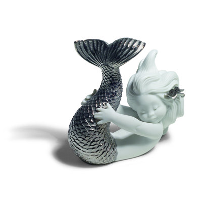 Figurine jouant au bord de la mer