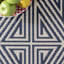 Tapis intérieur / extérieur à motif géométrique pour terrasse Roxie, bleu marine / ivoire-501806175